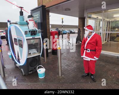 Sheerness, Kent, Großbritannien. Dezember 2020. Santa wurde mit einem Mobility Scooter Hubschrauber entdeckt, der Geld für die Air Ambulance Kent Surrey Sussex einsammeln konnte. Der 75-jährige Tim Bell pensionierte Elektriker hat seinen Mobilitäts-Scooter so umgebaut, dass er wie ein Krankenwagen aussieht, komplett mit Blitzleuchten, rotierenden Rotaren und einem Soundsystem an Bord. Kredit: James Bell/Alamy Live Nachrichten Stockfoto