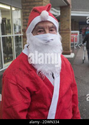 Sheerness, Kent, Großbritannien. Dezember 2020. Santa wurde mit einem Mobility Scooter Hubschrauber entdeckt, der Geld für die Air Ambulance Kent Surrey Sussex einsammeln konnte. Der 75-jährige Tim Bell pensionierte Elektriker hat seinen Mobilitäts-Scooter so umgebaut, dass er wie ein Krankenwagen aussieht, komplett mit Blitzleuchten, rotierenden Rotaren und einem Soundsystem an Bord. Kredit: James Bell/Alamy Live Nachrichten Stockfoto