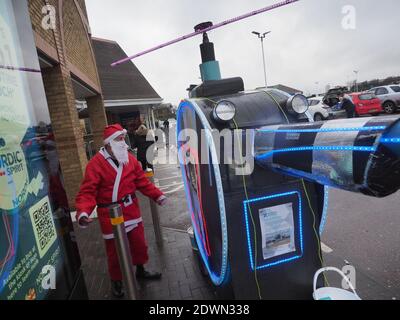 Sheerness, Kent, Großbritannien. Dezember 2020. Santa wurde mit einem Mobility Scooter Hubschrauber entdeckt, der Geld für die Air Ambulance Kent Surrey Sussex einsammeln konnte. Der 75-jährige Tim Bell pensionierte Elektriker hat seinen Mobilitäts-Scooter so umgebaut, dass er wie ein Krankenwagen aussieht, komplett mit Blitzleuchten, rotierenden Rotaren und einem Soundsystem an Bord. Kredit: James Bell/Alamy Live Nachrichten Stockfoto