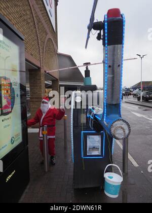 Sheerness, Kent, Großbritannien. Dezember 2020. Santa wurde mit einem Mobility Scooter Hubschrauber entdeckt, der Geld für die Air Ambulance Kent Surrey Sussex einsammeln konnte. Der 75-jährige Tim Bell pensionierte Elektriker hat seinen Mobilitäts-Scooter so umgebaut, dass er wie ein Krankenwagen aussieht, komplett mit Blitzleuchten, rotierenden Rotaren und einem Soundsystem an Bord. Kredit: James Bell/Alamy Live Nachrichten Stockfoto