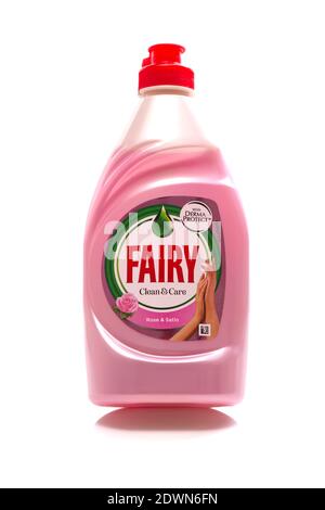 SWINDON, UK - 23. DEZEMBER 2020: Flasche Fairy Clean & Care Rose & Satin Spülmittel mit Derma Protect Stockfoto