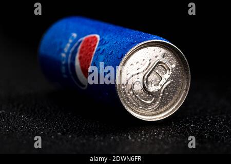 Editorial Foto von Pepsi Dose mit Wassertröpfchen auf schwarzem Hintergrund. Studio gedreht in Bukarest, Rumänien, 2021 Stockfoto