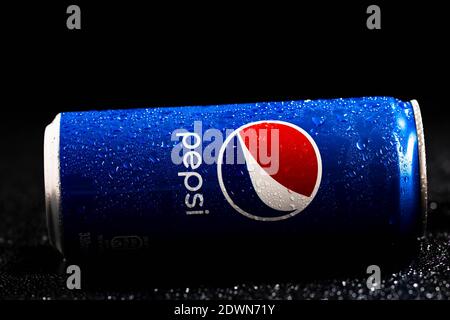 Editorial Foto von Pepsi Dose mit Wassertröpfchen auf schwarzem Hintergrund. Studio gedreht in Bukarest, Rumänien, 2021 Stockfoto