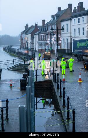 Bewdley, Worcestershire, Großbritannien. Dezember 2020. Nur zwei Tage vor Weihnachten hat der Regen den Fluss Severn in Bewdley, Worcestershire, erhöht. Die Umweltbehörde errichtet Barrieren, um Immobilien und Unternehmen vor Überschwemmungen zu schützen. In den nächsten zwei Tagen ist mehr Regen unterwegs. Kredit: Peter Lopeman/Alamy Live Nachrichten Stockfoto