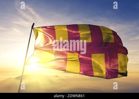 Northumberland Grafschaft England Flagge winken auf der Spitze Sonnenaufgang Nebelnebel Stockfoto