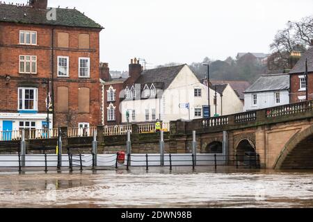 Bewdley, Worcestershire, Großbritannien. Dezember 2020. Nur zwei Tage vor Weihnachten hat der Regen den Fluss Severn in Bewdley, Worcestershire, erhöht. Die Umweltbehörde errichtet Barrieren, um Immobilien und Unternehmen vor Überschwemmungen zu schützen. In den nächsten zwei Tagen ist mehr Regen unterwegs. Kredit: Peter Lopeman/Alamy Live Nachrichten Stockfoto