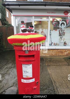 Minster on Sea, Kent, Großbritannien. Dezember 2020. Ein gehäkelter Weihnachtsaufschlag erschien auf dem Postkasten außerhalb des Postamtes Minster on Sea in Kent in einem Trend, der im ganzen Land nachgebildet wird. Kredit: James Bell/Alamy Live Nachrichten Stockfoto