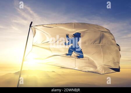 Buskerud Grafschaft Norwegen Flagge winken auf der Spitze Sonnenaufgang Nebelnebel Stockfoto