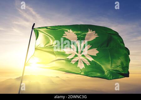 Oppland Grafschaft Norwegen Flagge winken auf der Spitze Sonnenaufgang Nebelnebel Stockfoto