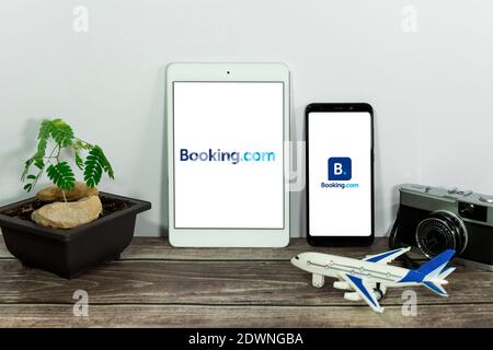 BEER SHEVA, ISRAEL - 19. Dez 2020: Beer Sheva, Israel. 18. März 2020: Booking.com Logo auf Tablet-Bildschirm. Tablet mit dem Buchungslogo auf dem Bildschirm, Stockfoto