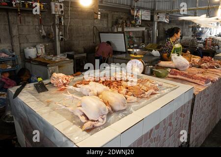 Street Food Markt in Asien. Fleischtheke im Freien. Vogelkadaver auf Eis in heißen Klimazonen. Stockfoto