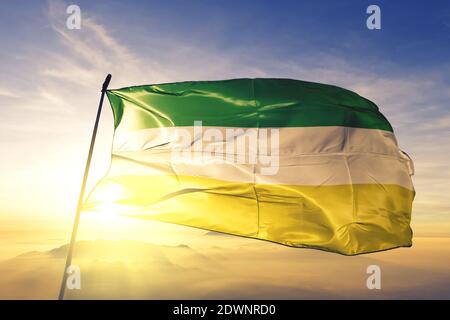 Armenien von Kolumbien Flagge winkt auf dem oberen Sonnenaufgangsnebel Nebel Stockfoto