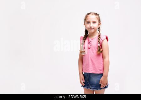7-8 Jahre altes Mädchen mit zwei Zöpfen auf weißem Hintergrund Mit einem Kopierbereich Stockfoto