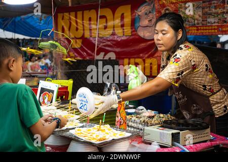 Street Food in Thailand. Spiegeleier. Rührei zum Mitnehmen. Stockfoto