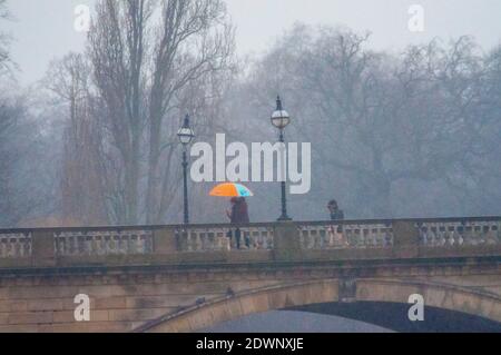 London, Großbritannien, 23. Dezember 2020 Regen im Hyde Park über dem Serpentine. Serpentine Bridge, die die Grenze zwischen Hyde Park und Kensington Gardens markiert. Kredit: JOHNNY ARMSTEAD/Alamy Live Nachrichten Stockfoto