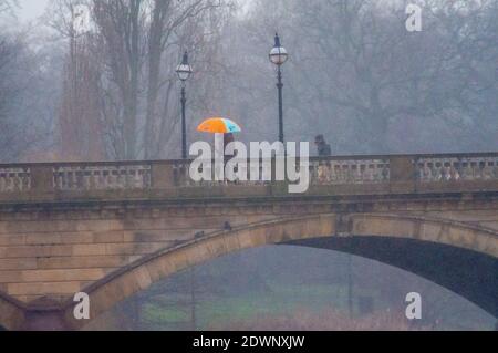 London, Großbritannien, 23. Dezember 2020 Regen im Hyde Park über dem Serpentine. Serpentine Bridge, die die Grenze zwischen Hyde Park und Kensington Gardens markiert. Kredit: JOHNNY ARMSTEAD/Alamy Live Nachrichten Stockfoto