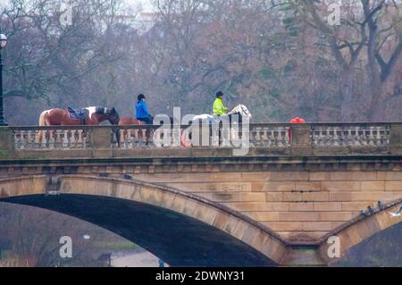 London, Großbritannien, 23. Dezember 2020 Regen im Hyde Park über dem Serpentine. Serpentine Bridge, die die Grenze zwischen Hyde Park und Kensington Gardens markiert. Kredit: JOHNNY ARMSTEAD/Alamy Live Nachrichten Stockfoto