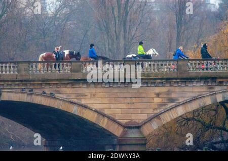 London, Großbritannien, 23. Dezember 2020 Regen im Hyde Park über dem Serpentine. Serpentine Bridge, die die Grenze zwischen Hyde Park und Kensington Gardens markiert. Kredit: JOHNNY ARMSTEAD/Alamy Live Nachrichten Stockfoto