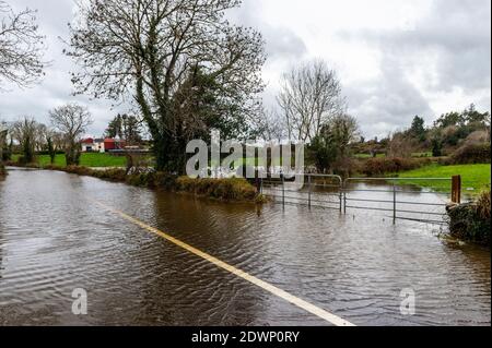 Caheragh, West Cork, Irland. Dezember 2020. Nach einer Nacht mit sintflutartigen Regenfällen platzte der Fluss Ilen heute Morgen in Caheragh, nahe Skibbereen, seine Ufer und verursachte eine Überschwemmung der Straße R594. Quelle: AG News/Alamy Live News Stockfoto