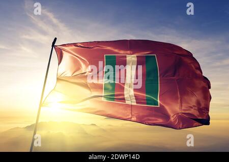 Oranjestad Hauptstadt Aruba Flagge winkt auf der Spitze nebel bei sonnenaufgang Stockfoto