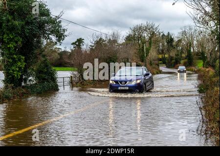 Caheragh, West Cork, Irland. Dezember 2020. Nach einer Nacht mit sintflutartigen Regenfällen platzte der Fluss Ilen heute Morgen in Caheragh, nahe Skibbereen, seine Ufer und verursachte eine Überschwemmung der Straße R594. Quelle: AG News/Alamy Live News Stockfoto