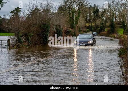 Caheragh, West Cork, Irland. Dezember 2020. Nach einer Nacht mit sintflutartigen Regenfällen platzte der Fluss Ilen heute Morgen in Caheragh, nahe Skibbereen, seine Ufer und verursachte eine Überschwemmung der Straße R594. Quelle: AG News/Alamy Live News Stockfoto