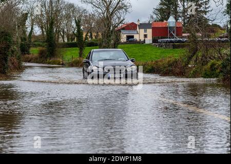 Caheragh, West Cork, Irland. Dezember 2020. Nach einer Nacht mit sintflutartigen Regenfällen platzte der Fluss Ilen heute Morgen in Caheragh, nahe Skibbereen, seine Ufer und verursachte eine Überschwemmung der Straße R594. Quelle: AG News/Alamy Live News Stockfoto