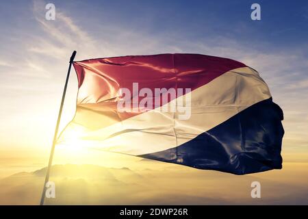 Sealand Fürstentum Flagge winken auf der Spitze Sonnenaufgang Nebel Stockfoto