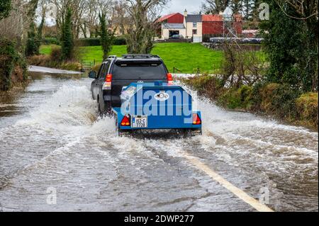 Caheragh, West Cork, Irland. Dezember 2020. Nach einer Nacht mit sintflutartigen Regenfällen platzte der Fluss Ilen heute Morgen in Caheragh, nahe Skibbereen, seine Ufer und verursachte eine Überschwemmung der Straße R594. Quelle: AG News/Alamy Live News Stockfoto