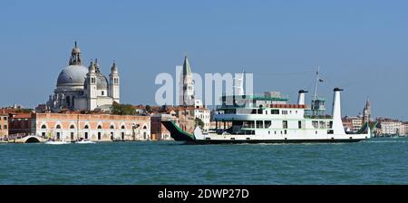 San Nicolò (Fähre) Fähren zwischen dem venezianischen Festland und Venedigs Insel Lido Beach Resort. Stockfoto
