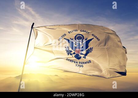 Flagge der United States Coast Guard winkt auf dem oberen Sonnenaufgang Nebelnebel Stockfoto