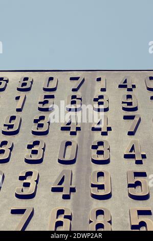 POZNAN, POLEN - 30. Sep 2017: Nahaufnahme des Kryptologen-Denkmals Enigma mit Codes im Stadtzentrum Stockfoto