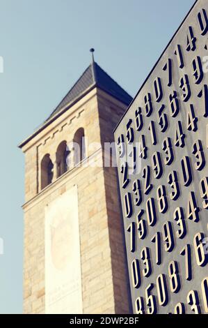 POZNAN, POLEN - 30. Sep 2017: Nahaufnahme des Kryptologen-Denkmals Enigma mit Codes im Stadtzentrum Stockfoto