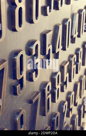 POZNAN, POLEN - 30. Sep 2017: Nahaufnahme des Kryptologen-Denkmals Enigma mit Codes im Stadtzentrum Stockfoto