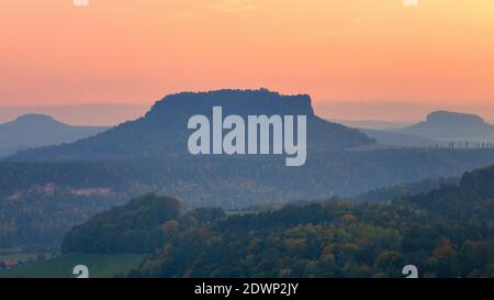 Blick von der Basteiaussicht auf den Tafelberg rauenstein, Sonnenaufgang im Herbst, sächsische schweiz, elbsandsteingebirge, ostdeutschland Stockfoto