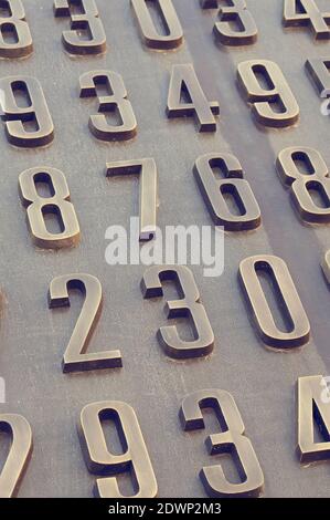 POZNAN, POLEN - 30. Sep 2017: Nahaufnahme des Kryptologen-Denkmals Enigma mit Codes im Stadtzentrum Stockfoto