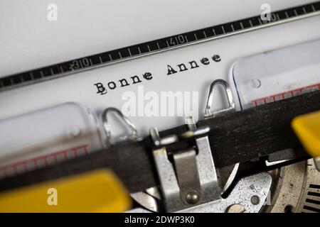 Bonne année (Happy New Year) auf einer alten Schreibmaschine geschrieben Stockfoto