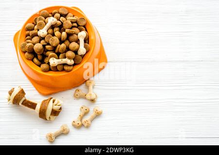 Nahaufnahme von trockenem Hundefutter. Tierfutter Hintergrund Stockfoto