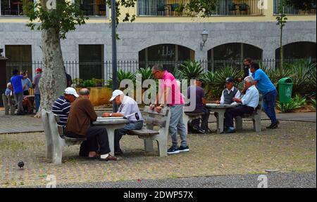 Ältere Männer geselligen sich und spielen in Funchal Madeira Portugal. Stockfoto