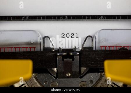 2021 geschrieben auf einer alten Schreibmaschine Stockfoto