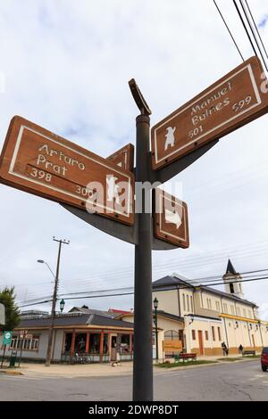 Straßenschilder in der Stadt Puerto Natales, Patagonien, Chile Stockfoto