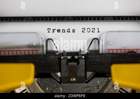 Trends 2021 geschrieben auf einer alten Schreibmaschine Stockfoto