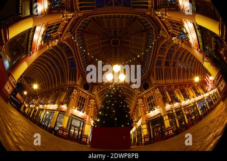 London, Großbritannien. - 20 Dez 2020: Fischauge-Bild der zentralen Kuppel des Leadenhall Market in der City of London, entworfen von Horace Jones und aus dem späten 19. Jahrhundert, dekoriert für die Weihnachtszeit 2020. Stockfoto