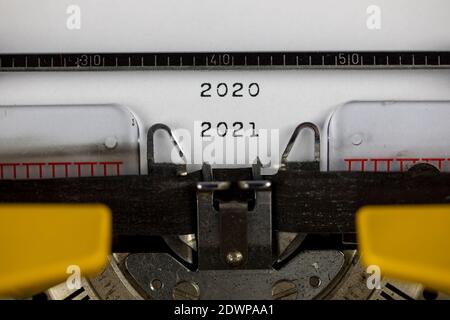 2021 - 2020 geschrieben auf einer alten Schreibmaschine Stockfoto