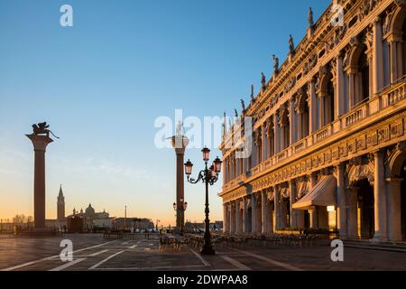 Die Piazzetta mit den Säulen San Marco und San Todaro, San Giorgio Maggiore und die Biblioteca Nazionale Marciana in Venedig, Italien, im Morgengrauen. Stockfoto