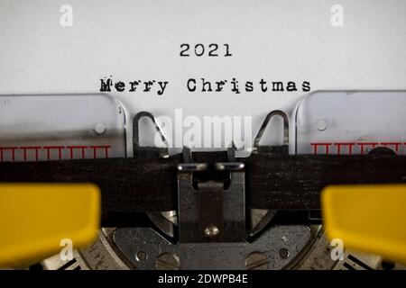 Frohe Weihnachten auf einer alten Schreibmaschine geschrieben Stockfoto
