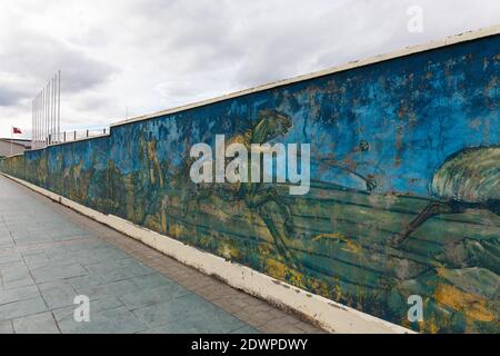 Street Art, Wandgemälde mit Jagdguanacos, Puerto Natales, Patagonien, Chile Stockfoto