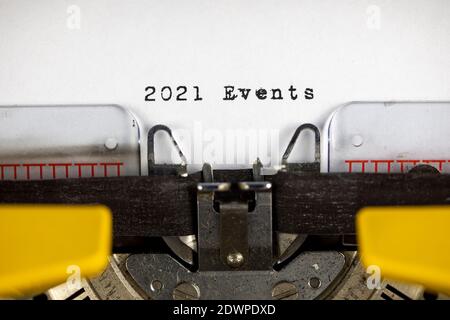 2021 Ereignisse auf einer alten Schreibmaschine geschrieben Stockfoto