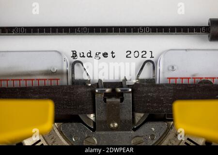Budget 2021 - geschrieben auf einer alten Schreibmaschine Stockfoto