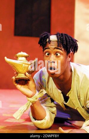 Kat B (Aladdin) in ALADDIN im Theatre Royal Stratford East, London E15 13/12/2001 Stockfoto